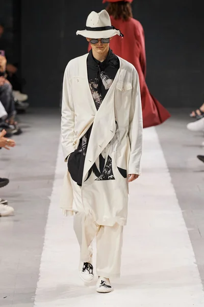 Look 18